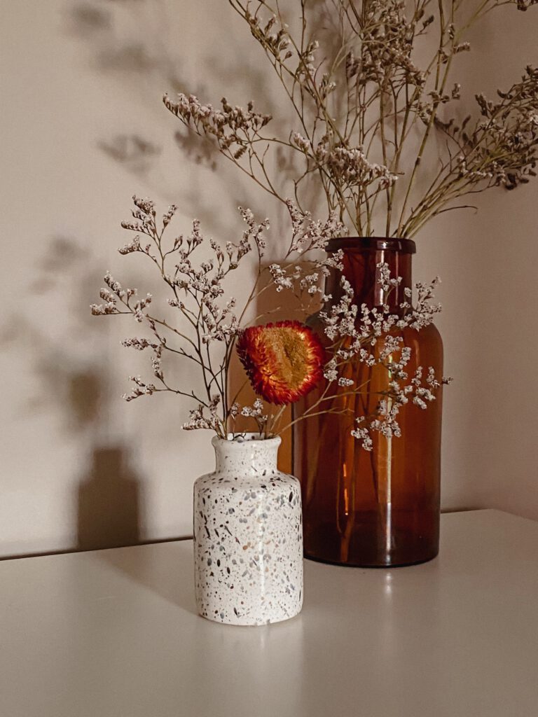 vintage vasen met droogbloemen
